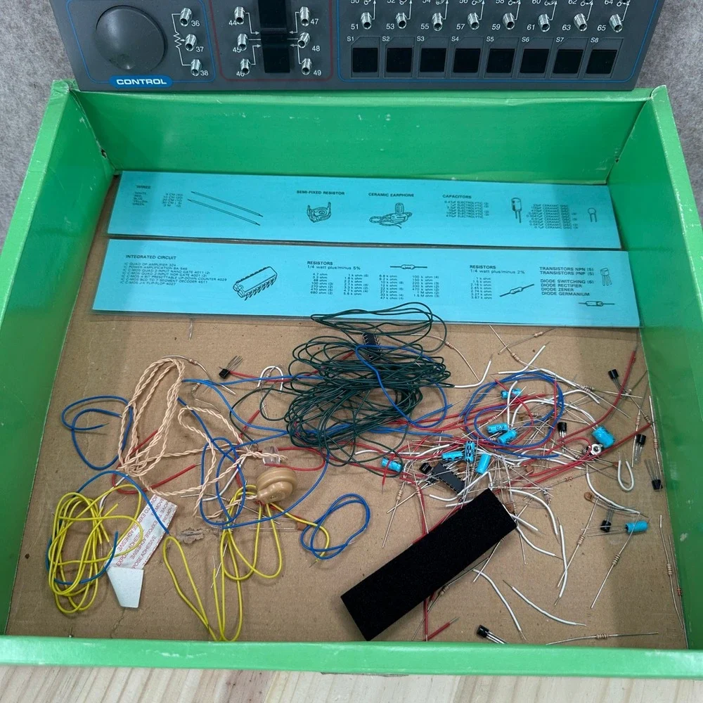 Radio Shack 300 in One Electronic Project Lab Science Fair Kids OS Blue Vintage